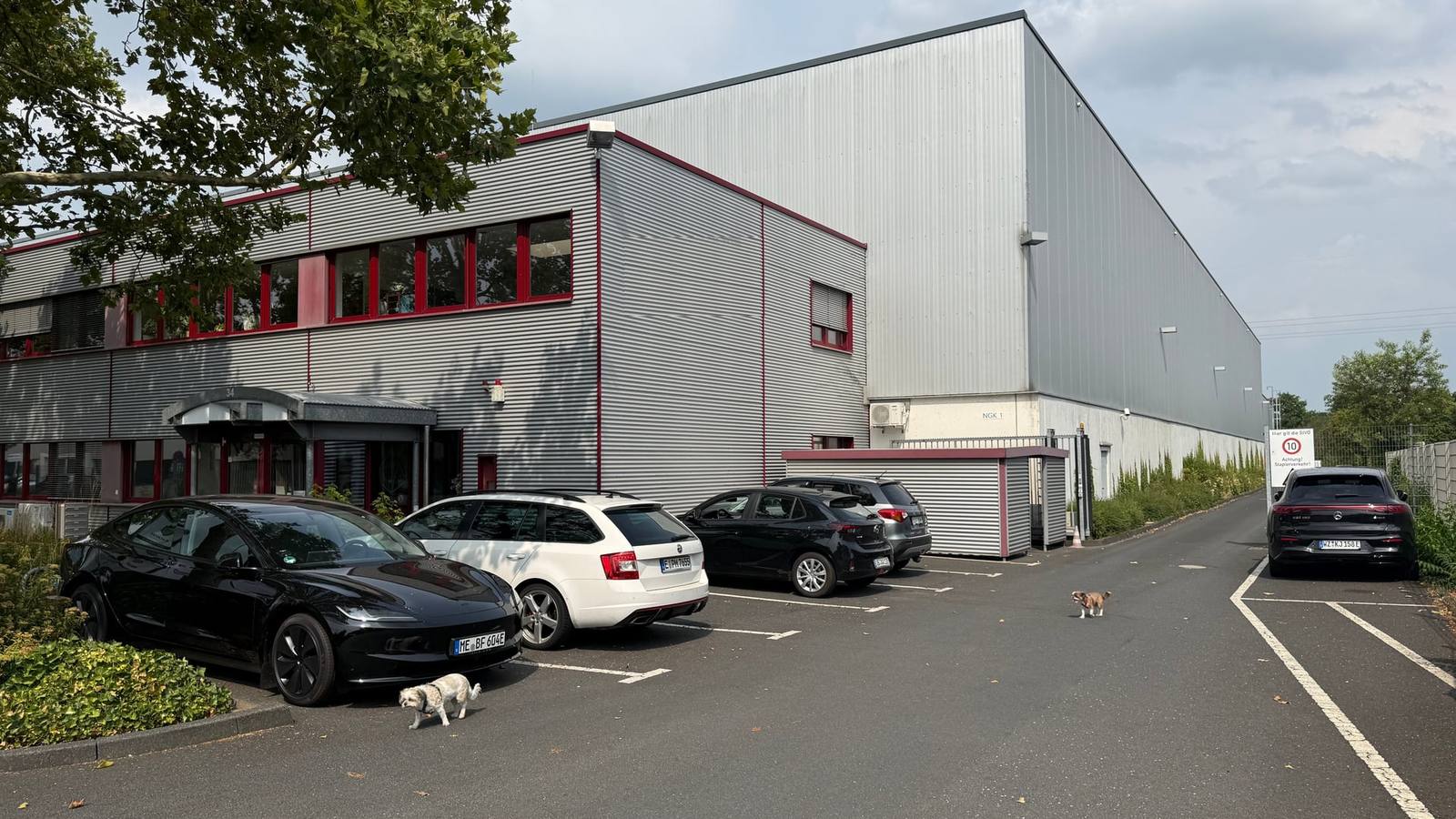 Halle 1 mit Büro